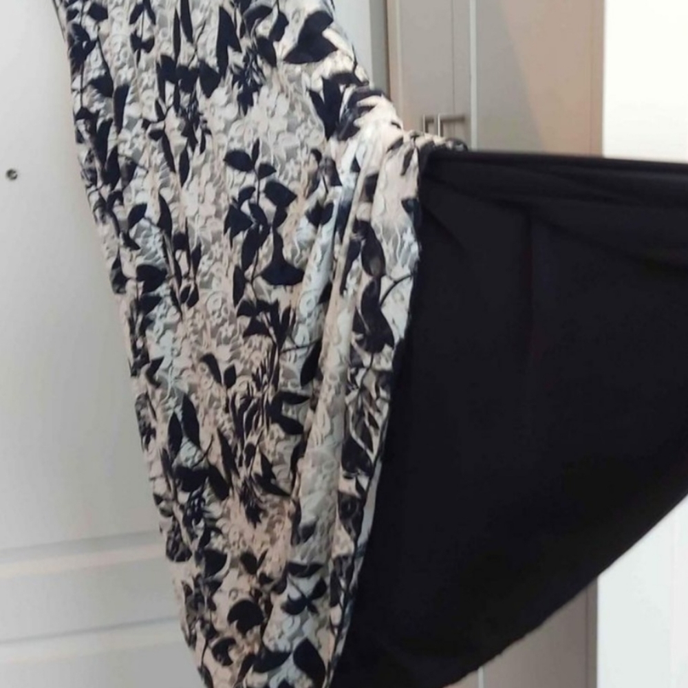 Dresses - Picture 2 of 4